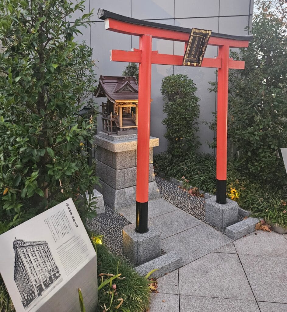Kakugo Inari Shrine on the Ginza Six rooftop offers the best view in Ginza, including a perfect spot to photograph the Ginza Uniqlo building.